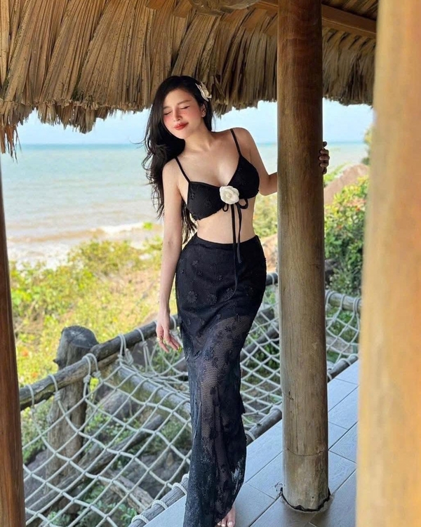 ảnh gái xinh mặc bikini đen 33
