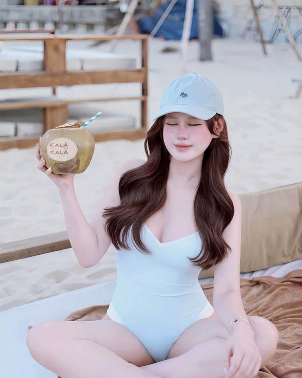 ảnh gái xinh mặc bikini đi biển 2