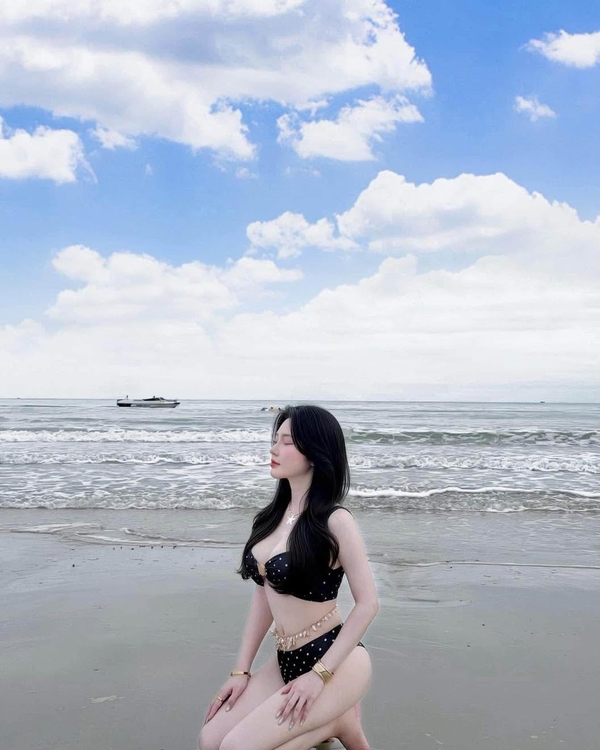 ảnh gái xinh mặc bikini đi biển 22
