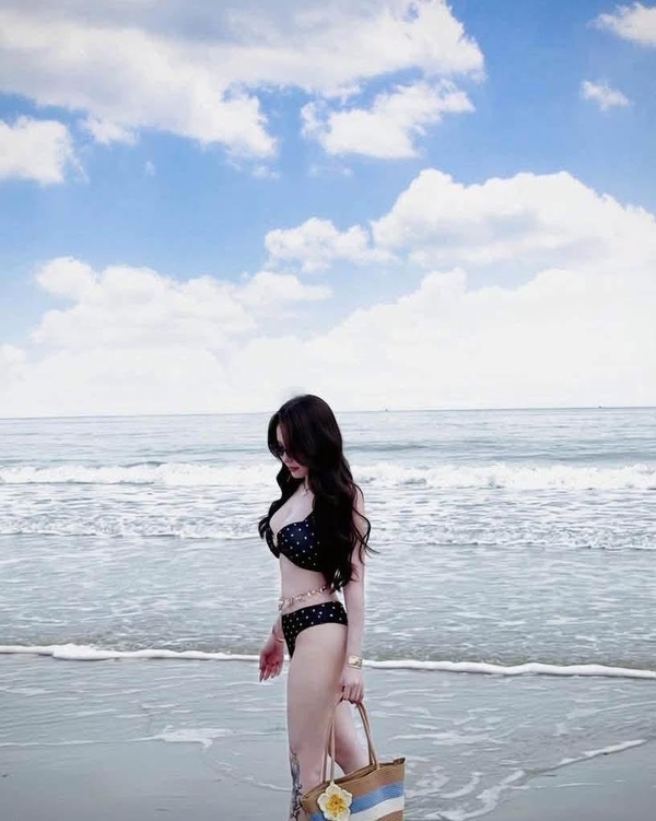 ảnh gái xinh mặc bikini đi biển 23