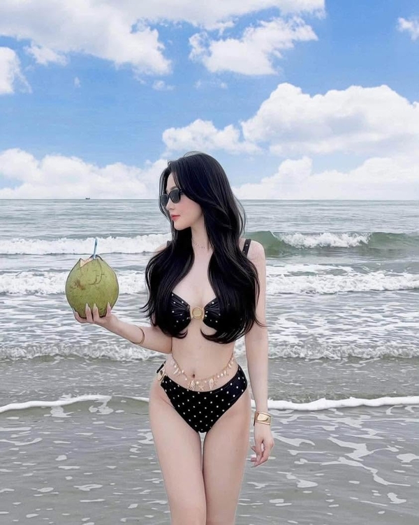 ảnh gái xinh mặc bikini đi biển 27
