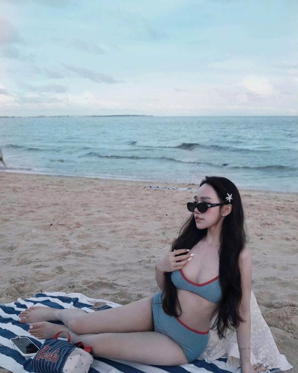 ảnh gái xinh mặc bikini đi biển 28