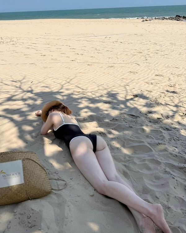 ảnh gái xinh mặc bikini đi biển 30