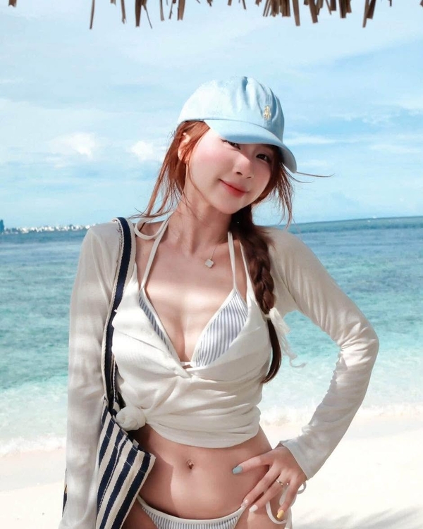 ảnh gái xinh mặc bikini đi biển 37