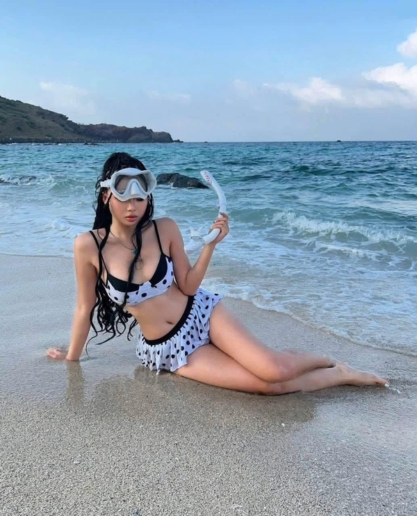 ảnh gái xinh mặc bikini đi biển 39