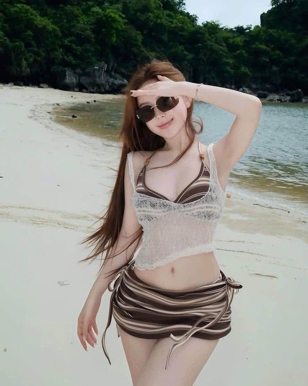 ảnh gái xinh mặc bikini đi biển 42