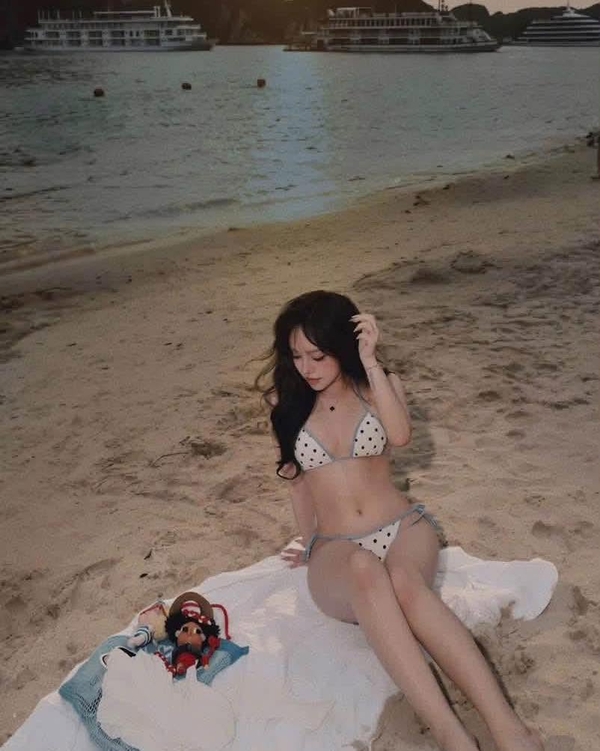 ảnh gái xinh mặc bikini đi biển 5
