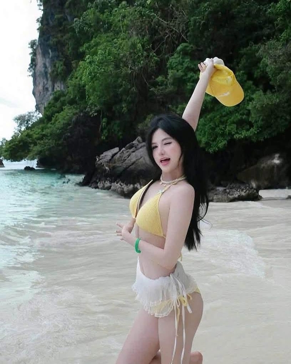 ảnh gái xinh mặc bikini đi biển 6