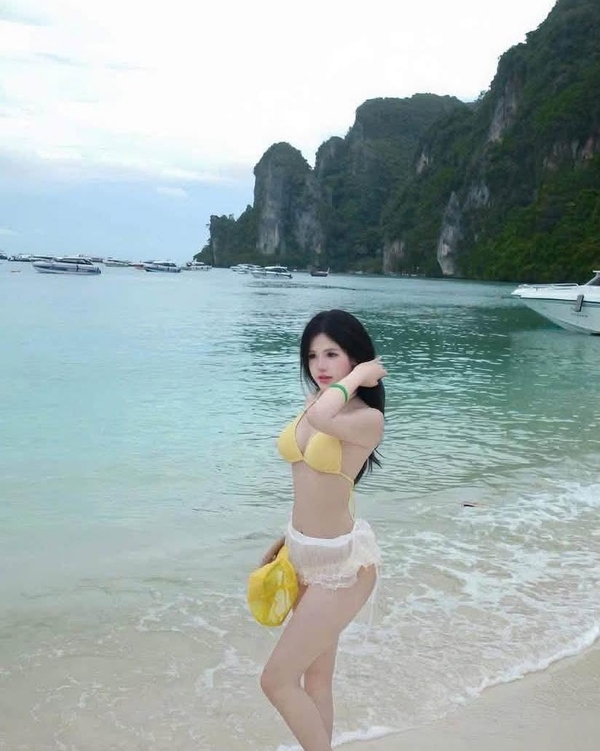 ảnh gái xinh mặc bikini đi biển 9