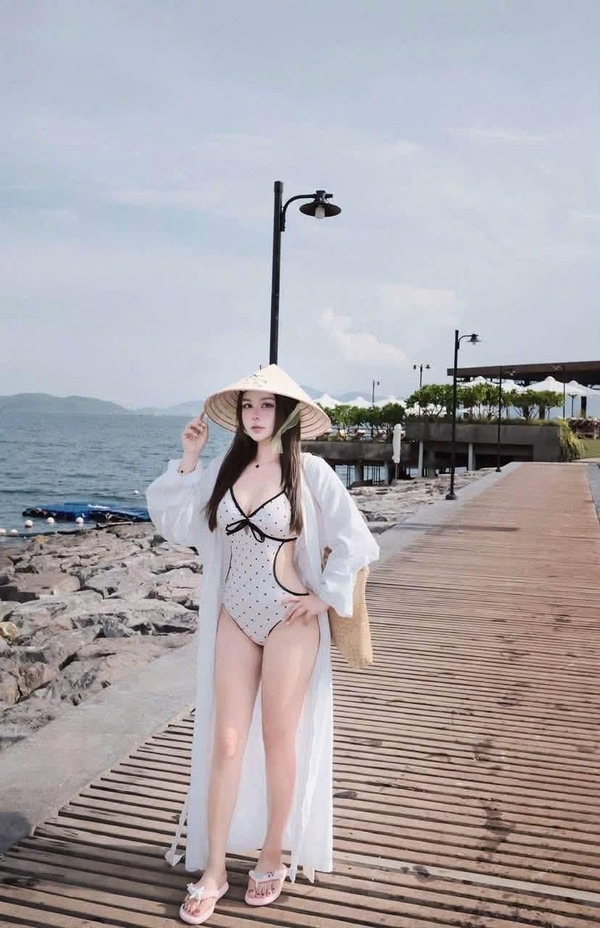 gái xinh bikini trắng