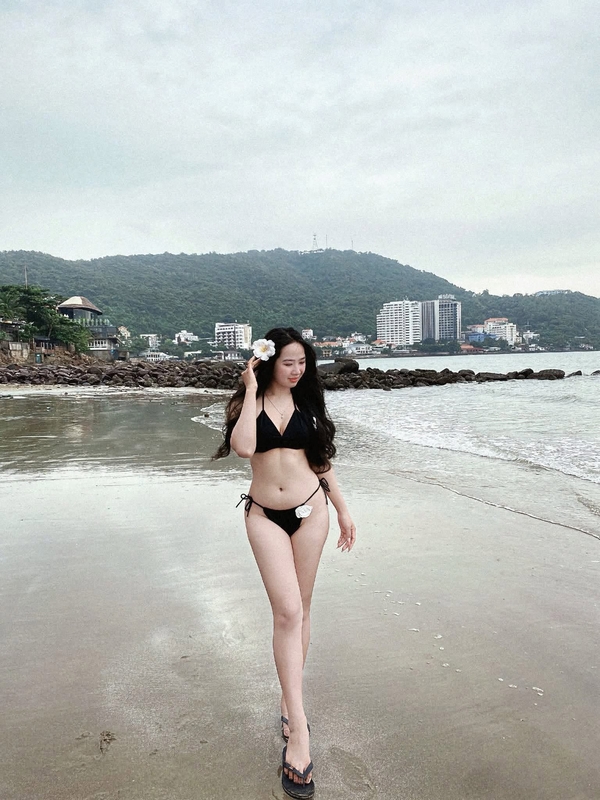 gái xinh mặc bikini lọt khe 1