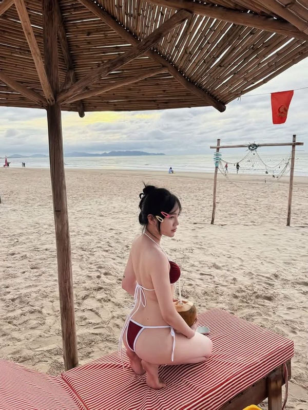 gái xinh mặc bikini lọt khe 21