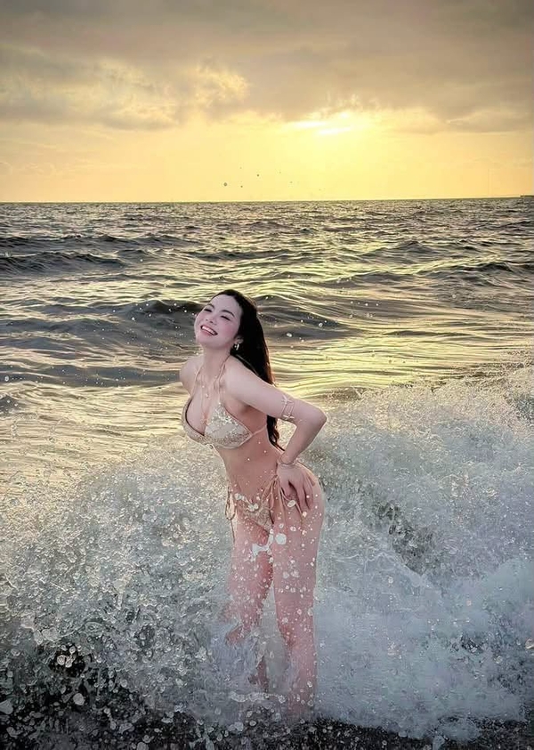 gái xinh mặc bikini lọt khe 31