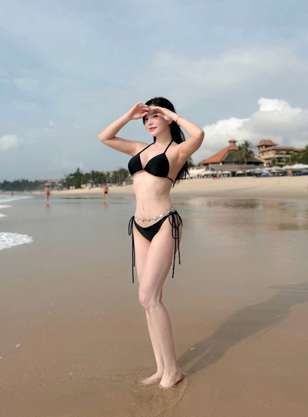 gái xinh mặc bikini lọt khe 4