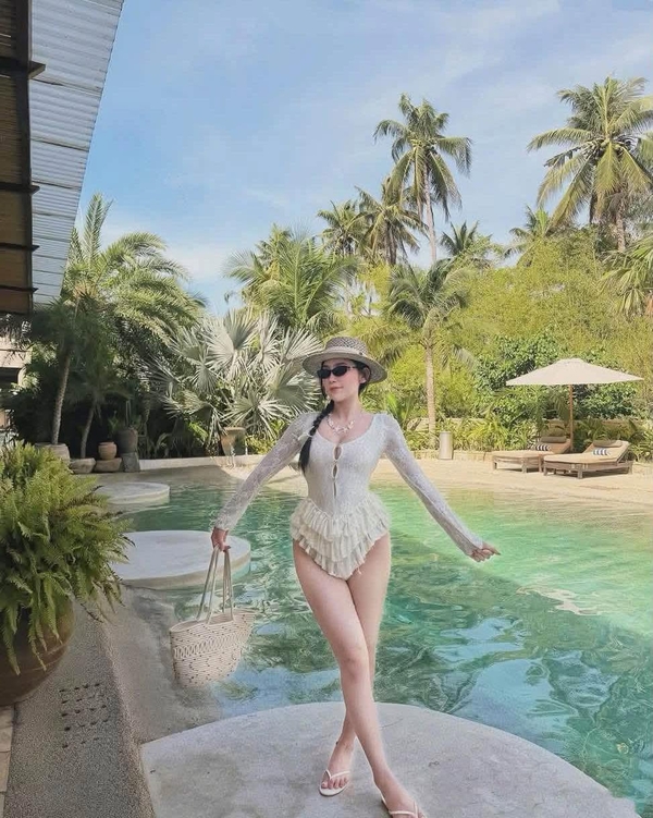 gái xinh mặc bikini ngắn 12