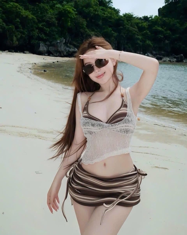gái xinh mặc bikini ngắn 20