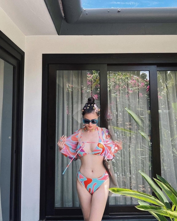 gái xinh mặc bikini ở nhà 1