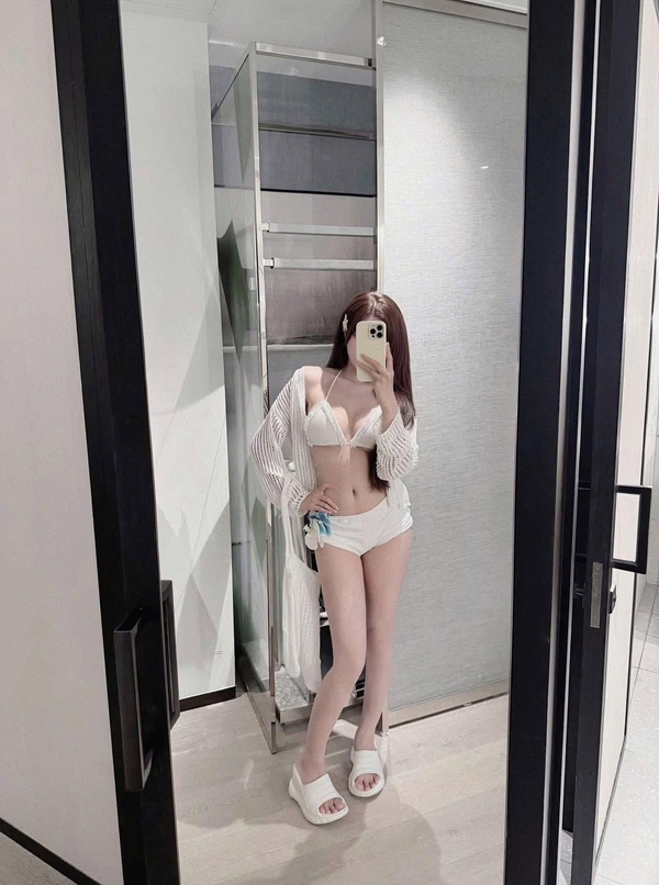 gái xinh mặc bikini ở nhà 24