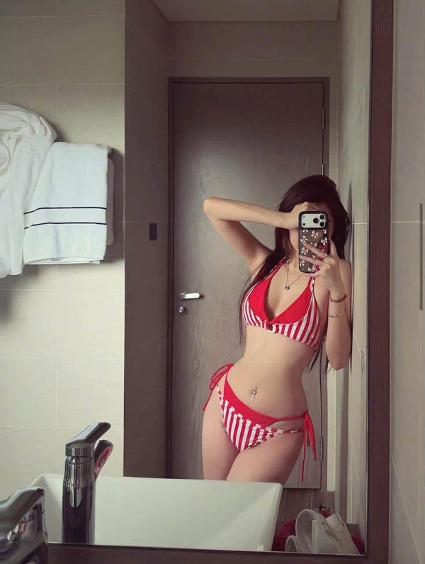gái xinh mặc bikini ở nhà 38
