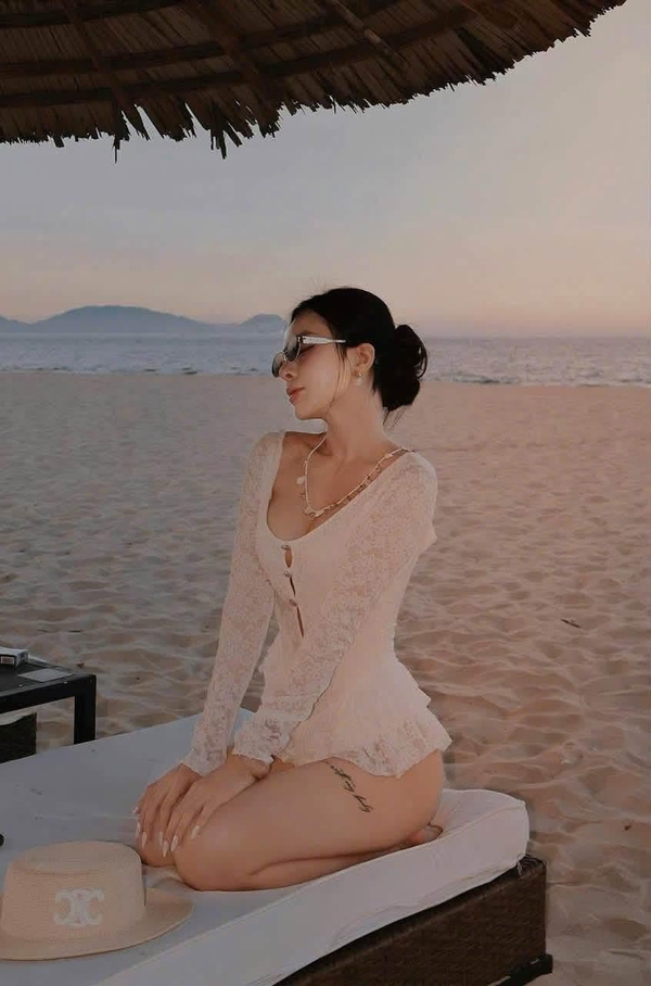 gái xinh mặc bikini trắng 25