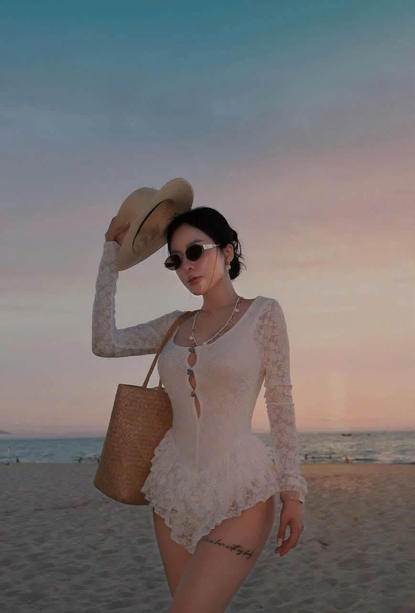 gái xinh mặc bikini trắng 29