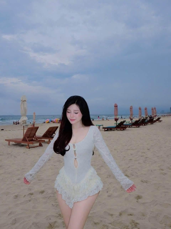 gái xinh mặc bikini trắng 31