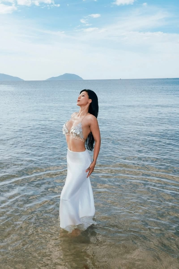 gái xinh mặc bikini trắng 6