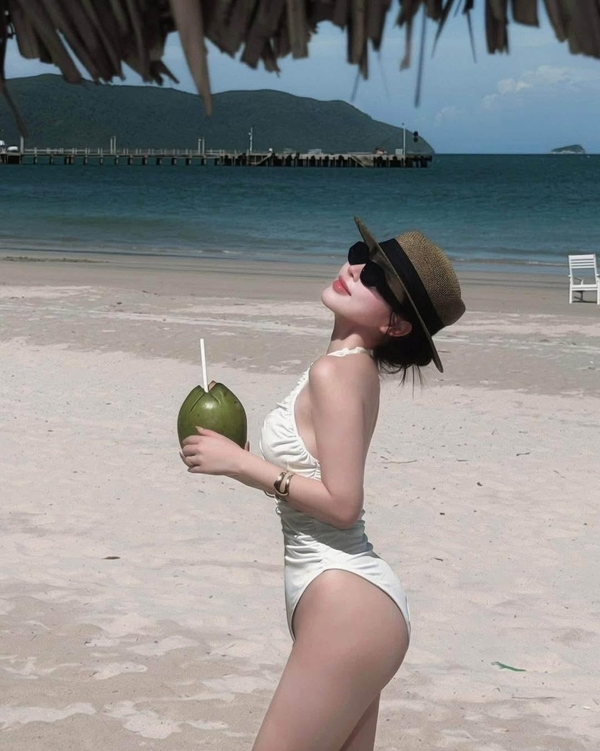 gái xinh mặc bikini trắng 8