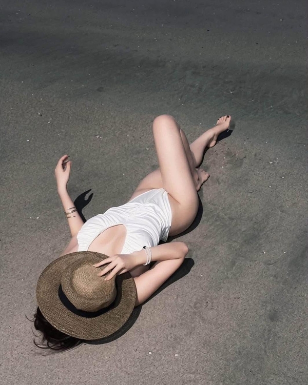 gái xinh mặc bikini trắng 9
