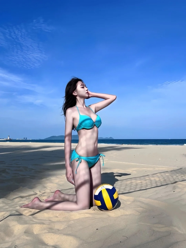gái xinh mặt bikini