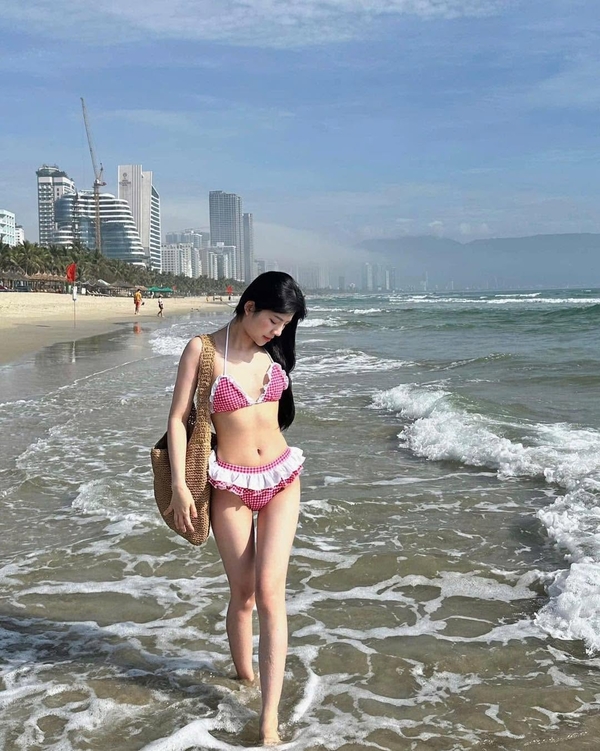 gái xinh việt nam mặc bikini đi biển 1