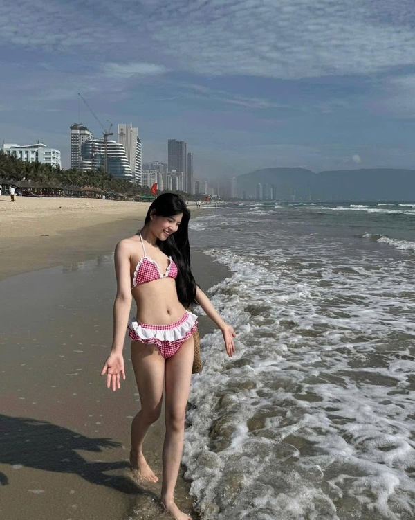 gái xinh việt nam mặc bikini đi biển 2